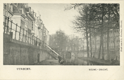 1153 Gezicht op de Nieuwegracht te Utrecht met op de achtergrond de Magdalenabrug.